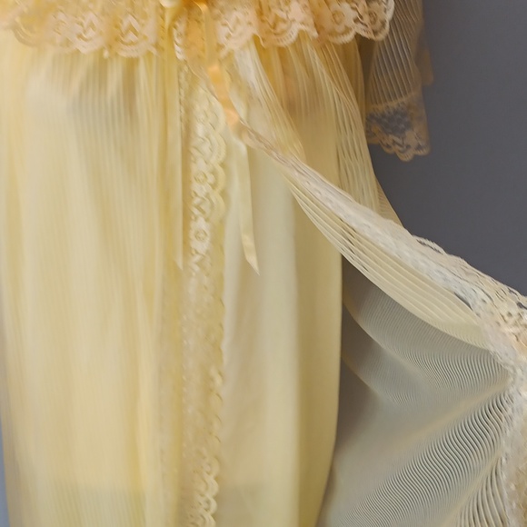 Yellow vintage handmade nightie - Picture 5 of 8